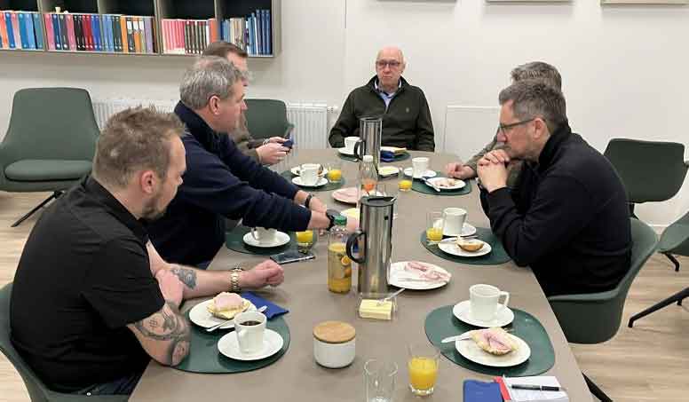 Read more about the article Fiskeriet på dagsordenen i Hirtshals: Politikere på morgenbesøg på fiskeauktionen