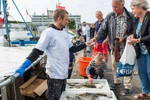Totalt udsolgt da Helsingør Havn »gik helt i fisk«  Foto: Morten Krogh fra Snekkersten solgte sine »HavFriskFisk« til mange af de besøgende - FSK