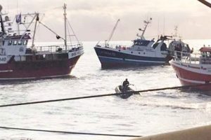 Spændingerne stiger i Kanalen - Frankrig her tilbageholdt et britisk fiske-fartøj