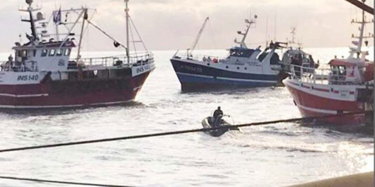 Spændingerne stiger i Kanalen - Frankrig her tilbageholdt et britisk fiske-fartøj