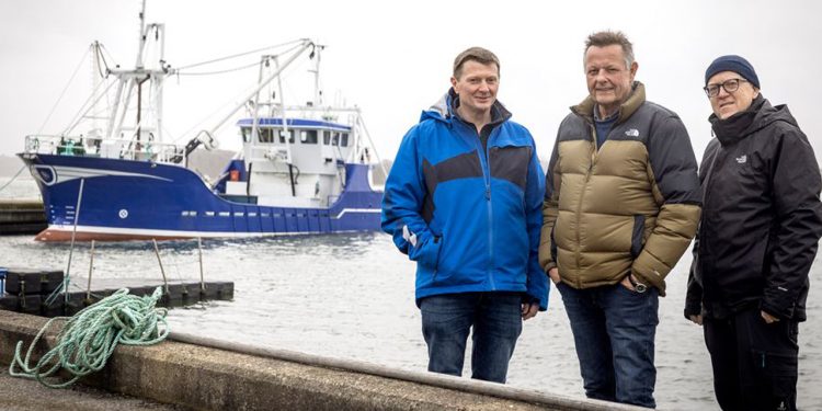 Henrik Nielsen fra Foreningen Muslingeerhvervet (tv), Henrik Amdisen fra Hanstholm Fiskeriforening og lektor Jens Brusgaard Vestergaard (th) fra Aarhus Universitet foran fartøjet M/S Limfjorden, der i projektet Metanol i Fiskeriet skal ombygges til drift på ren metanol. Aarhus Universitet, Anders Trærup