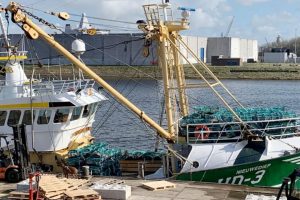 Hollandsk bomtrawler rigger om til krabbetejner. foto: visserij Nieuws