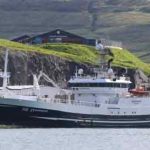 Norðingur lagde vejen forbi havnen med en flot last på 200 tons guldlaks. foto: JN Fiskur.fo