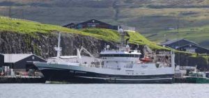 Norðingur lagde vejen forbi havnen med en flot last på 200 tons guldlaks. foto: JN Fiskur.fo