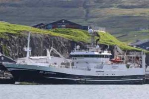 Norðingur lagde vejen forbi havnen med en flot last på 200 tons guldlaks. foto: JN Fiskur.fo