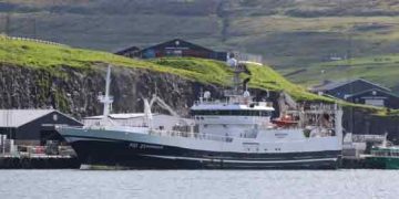 Norðingur lagde vejen forbi havnen med en flot last på 200 tons guldlaks. foto: JN Fiskur.fo
