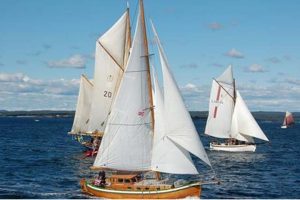 Med vinden agten for tværs over havnen i Hirtshals.  Foto: