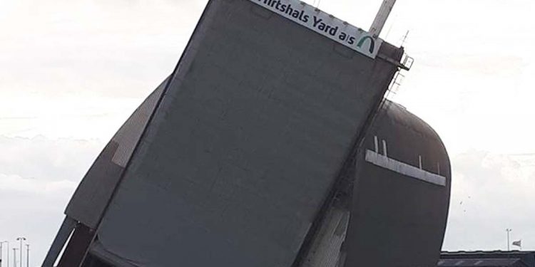 »Nordsøkatedralen« kæntret i Hirtshals Havn. Foto: Flydedokken i Hirtshals i 45 grader slagside - Fotograf Henning Hansen