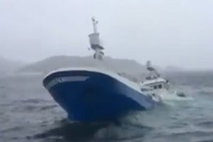 Norske fiskere i dramatisk forlis  Snapshoot fra Youtube video af forliset af »fisktrans« - Video af Pål Arne Måløy