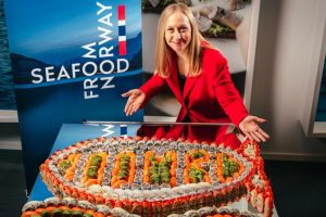 Norges Sjømatråd fejrede 100 milliarder grænsen med en kæmpe sushi.-lagkage