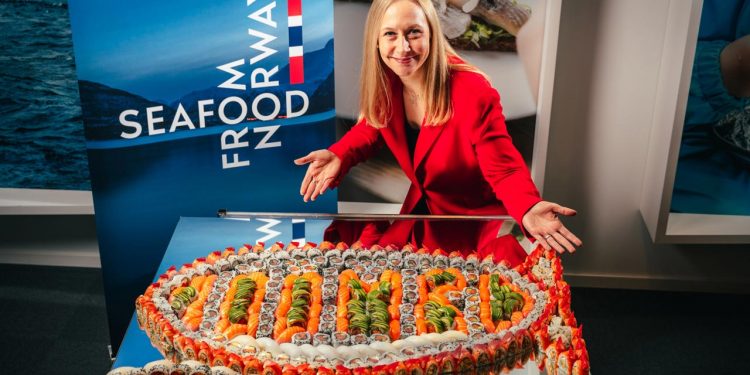 Norges Sjømatråd fejrede 100 milliarder grænsen med en kæmpe sushi.-lagkage