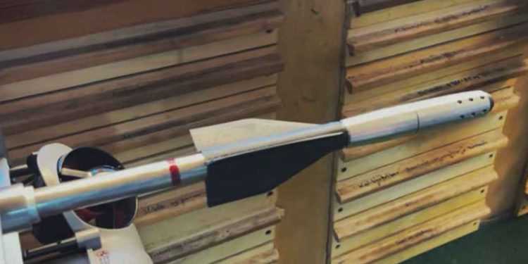 Våbensmed Alf Holmaas Helland har udviklet en prototype på en specialbygget undervandsdrone, som kan aflive tun præcist og uden stress for fiskene. foto: Hi.no