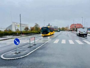 I forbindelse med etablering af det nye opmarchareal er der blevet åbnet for normal trafik i to spor ad den nye vej, Ny Vesthavnsvej, der er en del af ombygningen. foto Rønne Havn 