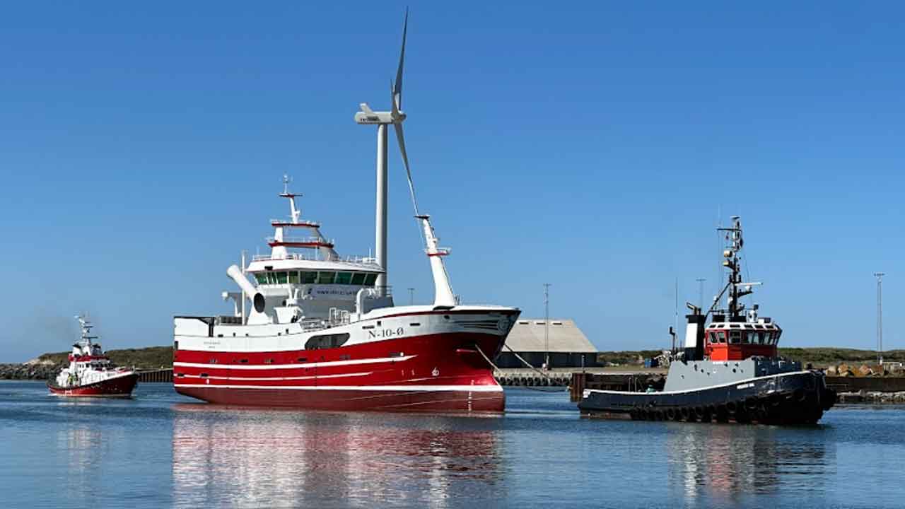 Read more about the article Norsk nybygning ankom sikkert til havnen i Hvide Sande