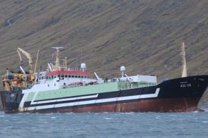 Nyt fra Færøerne uge 52.  Foto: Trawleren Næraberg lander 600 tons blåhvilling til Klaksvik - Skipini