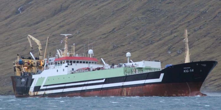 Nyt fra Færøerne uge 52.  Foto: Trawleren Næraberg lander 600 tons blåhvilling til Klaksvik - Skipini
