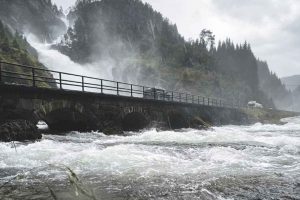 Efter det kraftige regnvejr under ekstremvejret ›Jakob‹ i slutningen af oktober, blev saltindholdet i fjordene på Vestlandet ændret. Store mængder regnvand, der strømmede ud i fjordene, gjorde vandet ferskere, men dette er ikke unormalt for Vestlandet, hvor det ofte regner meget. foto: Christine Fager bakke Hi.no