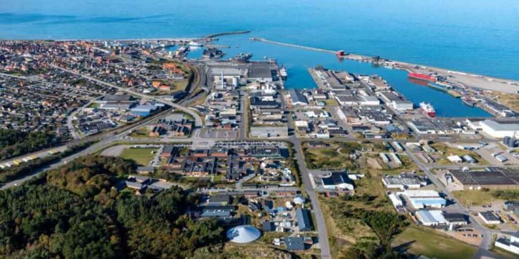 Hirtshals er ifølge Onnest et oplagt valg: Byen ligger inden for EU, har en stærk infrastruktur med havn og motorvej lige til døren, let adgang til saltvand og et lokalt erhvervsliv, der kan levere den nødvendige tekniske ekspertise. Netop den lokale forankring vægter virksomheden højt. foto: Niels Skipper Nordsoeposten.dk