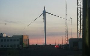Vindmøllen er en Vestas V136 – 4,2 MW, og den står sammen med tre andre møller i området ved Erik Sondrups Vej og Containerkajen.  foto: Allan Kynn Jensen Nordsoeposten
