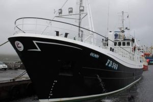 I Toftir landede garnskibet Oknin landede i sidste uge en last på 18 tons, hvoraf det meste var hellefisk, som de har haft et godt fiskeri af på turen vest for Færøerne. foto: TJ - fiskur.fo
