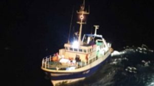 I Leirvík har trawleren **Olga Maria** netop landet en last på 5.000 pund, hvor hovedparten af fangsten var torsk. Fiskeriet har været fint, men dårligt vejr tvang dem til at vende tilbage til havn. foto: BT - Fiskur.fo