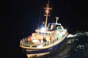 I Leirvík har trawleren **Olga Maria** netop landet en last på 5.000 pund, hvor hovedparten af fangsten var torsk. Fiskeriet har været fint, men dårligt vejr tvang dem til at vende tilbage til havn. foto: BT - Fiskur.fo