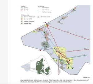 Hejre-feltet ligger ca. 300 kilometer vest for den jyske vestkyst. Selve efterforsknings- og koncessionsområdet i undergrunden dækker ca. 232 kvadratkilometer havbund, men selve den fysiske platform og dens »sikkerhedszone« (typisk 500 meter). kort og godt..