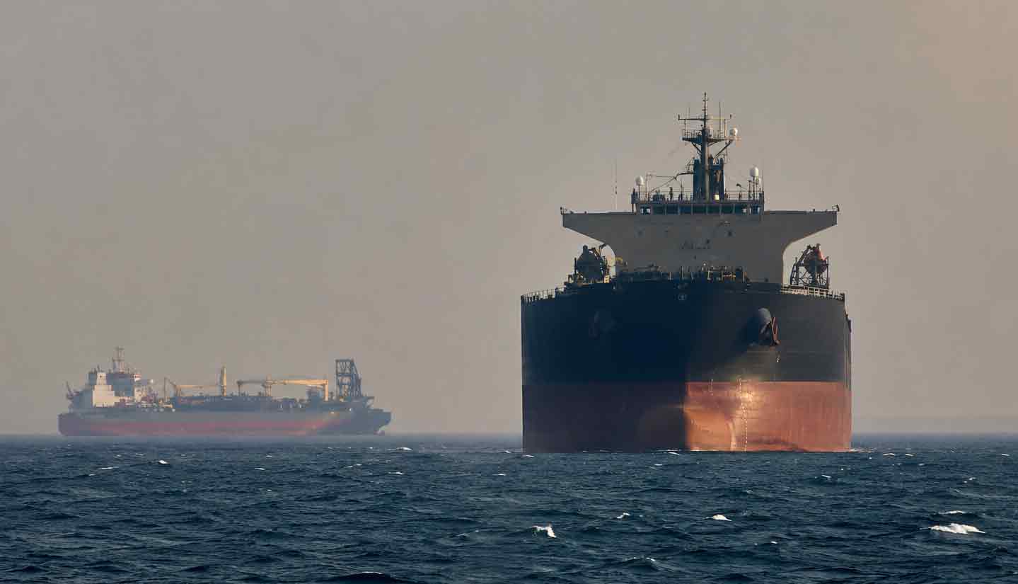 Read more about the article Hormuz presser olieprisen op – og udsigten til billigere brændstof fortoner sig