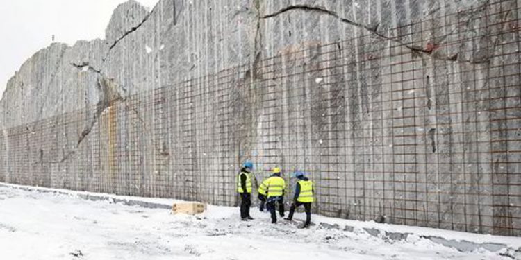 Det landbaseret opdrætsanlæg »Gigante Salmon« bliver forsinket og dyrere Arkivfoto fra anlægsarbejde på Gigante Salmons landanlæg i Rødøy kommune syd for Bodø. Selskabet vil bygge tre kæmpe tanke, hvor et gennemstrømningsanlæg skal producere laks på land, på en lille holm. Billedet er taget i marts Foto: Gigante Salmon