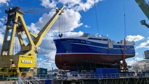 Nybygning svinges i vandet ved Karstensens Shipyard Poland foto: Karstensens fb