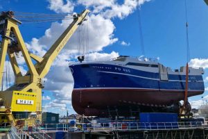 Nybygning svinges i vandet ved Karstensens Shipyard Poland foto: Karstensens fb