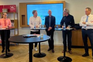 Onsdag blev der holdt debat om akvakulturens fremtid i Axelborg, hvor Dansk Akvakultur Producentorganisation (DAPO) og Verdens Bedste Fødevarer samt Food Nation diskuterede muligheder og udfordringer for dansk fiskeopdræt. foto: VBF