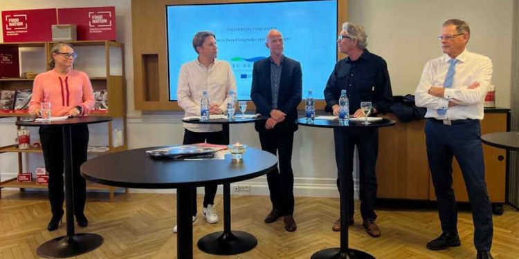 Onsdag blev der holdt debat om akvakulturens fremtid i Axelborg, hvor Dansk Akvakultur Producentorganisation (DAPO) og Verdens Bedste Fødevarer samt Food Nation diskuterede muligheder og udfordringer for dansk fiskeopdræt. foto: VBF