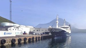 Mens forskerne måler og registrerer, har fiskerne travlt på havet – især i de internationale farvande nord for Færøerne, hvor makrelen lige nu fiskes i store mængder. foto: Pelagos