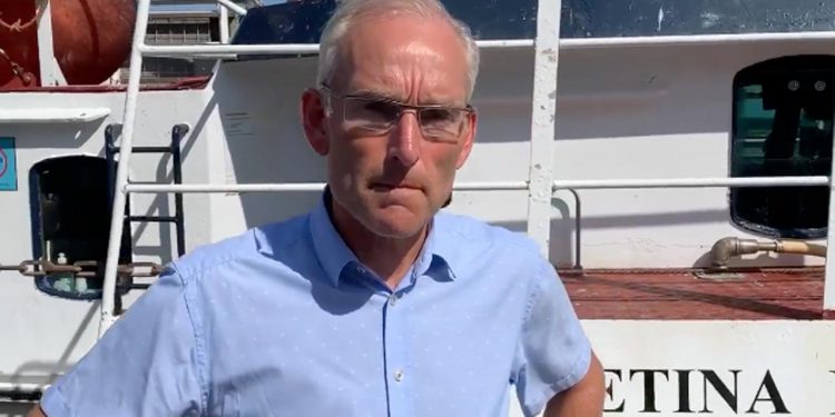 Den Konservative fiskeripolitisk ordfører Per Larsen lytter til fiskerne