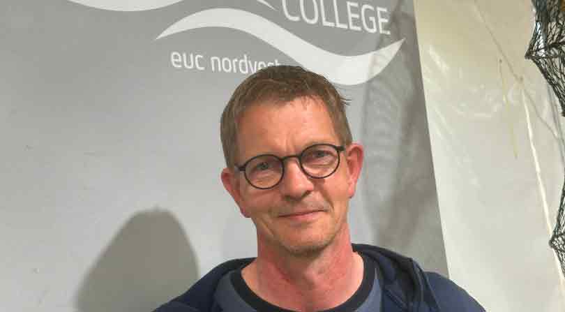 Vi prøver på at finde unge mennesker, som vil en fremtid i fiskeriet, og erfaringerne viser, at de findes over hele landet – fra København til Bagenkop. Derfor er der ikke andet at gøre end at være synlige her,« fortæller afdelingsleder Peter Schyum Jensen.