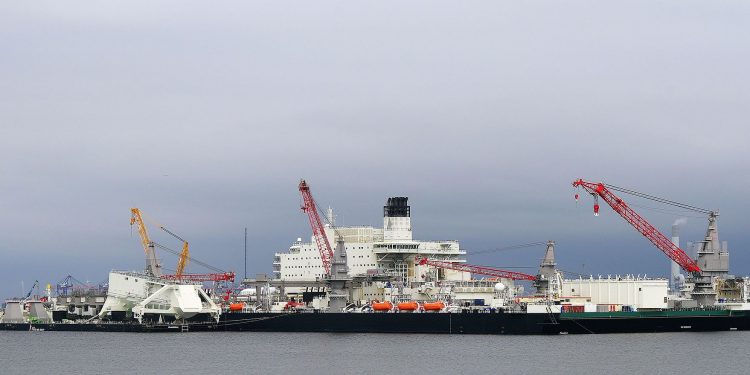 Verdens største skib demonterer olie-platforme i Nordsøen