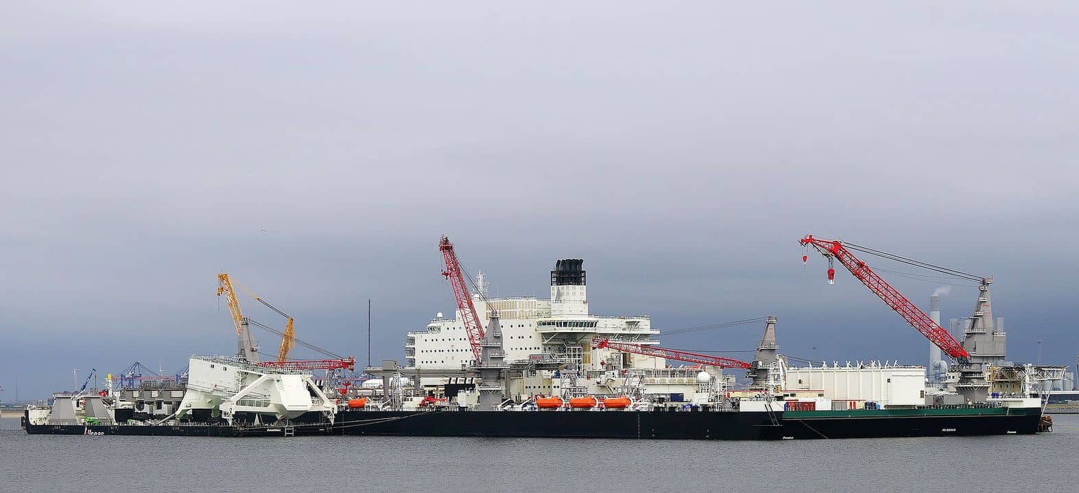 Read more about the article Verdens største skib demonterer olie-platforme i Nordsøen