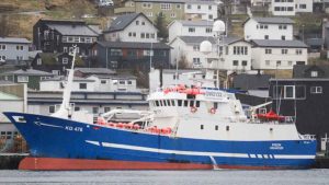 Det færøske fiskefartøj »Pison« nægtet adgang til Havnen St. Pierre, så de måtte ud på en ekstra sejlads på 700 sømil for at skifte mandskab og få proviant ombord. foto: Kiran J