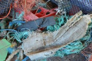 Fiskernes oprydning i havet koster millioner i afgifter.  foto: affald fra havet - FiskerForum.dk
