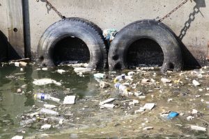 Otte millioner tons plastaffald dumpes i havene hvert år.  Foto: forurening af Danske Havne - FiskerForum