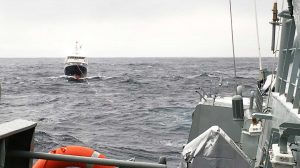 Grønlandsk trawler undsat i hylende arktisk storm