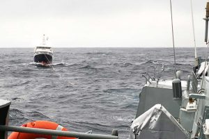 Grønlandsk trawler undsat i hylende arktisk storm