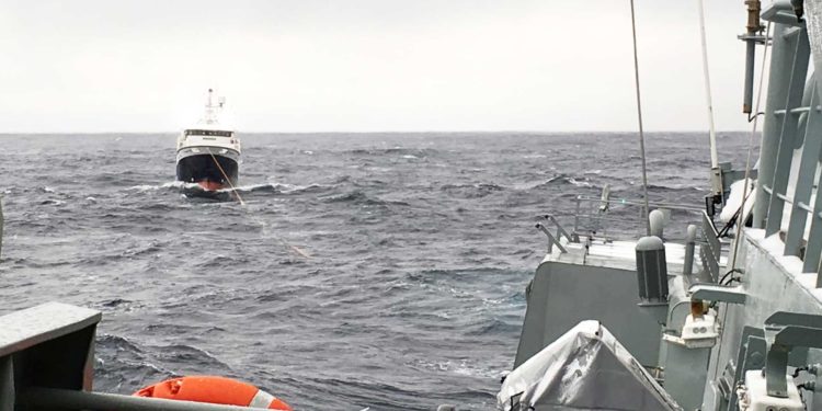 Grønlandsk trawler undsat i hylende arktisk storm
