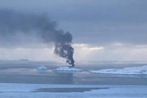 Grønlandske fiskere reddet fra brændende trawler foto: brand ombord på Polar Aassik - Grønlandsk Politi