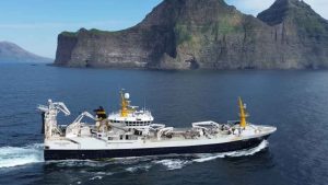 Den grønlandske trawler **Polar Amaroq** ankom til Kollefjord med 600 tons frossen makrel, og leverede derudover 450 tons til fiskemelsfabrikken Havsbrún i Fuglefjord foto: Sigmund Fiskur.fo