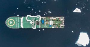 Trods varmere vand og smeltende havis glimrer fiskene ved deres fravær i det centrale Arktiske Ocean. Nye undersøgelser fra Norsk Polarinstitutt viser, at havet nord for 82 grader er nærmest livløst under overfladen, hvilket nu fører til krav om etablering af beskyttede havområder. foto: Vegard Sturzinger - Forskning.no