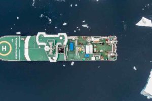 Trods varmere vand og smeltende havis glimrer fiskene ved deres fravær i det centrale Arktiske Ocean. Nye undersøgelser fra Norsk Polarinstitutt viser, at havet nord for 82 grader er nærmest livløst under overfladen, hvilket nu fører til krav om etablering af beskyttede havområder. foto: Vegard Sturzinger - Forskning.no