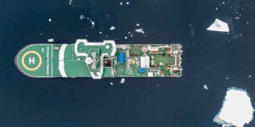 Trods varmere vand og smeltende havis glimrer fiskene ved deres fravær i det centrale Arktiske Ocean. Nye undersøgelser fra Norsk Polarinstitutt viser, at havet nord for 82 grader er nærmest livløst under overfladen, hvilket nu fører til krav om etablering af beskyttede havområder. foto: Vegard Sturzinger - Forskning.no