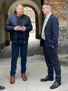 Poul Kjærgaard med Torsten Schack (v) i snak omkring situationen i Limfjorden - fb Vilsund Blue